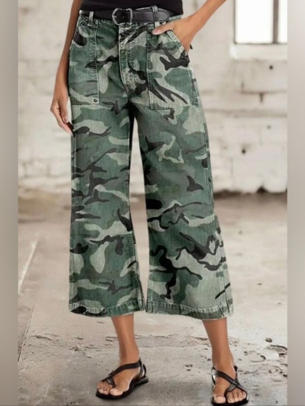 FLAMINGALS Camo Print Mid Waist Straight Leg Capri Pants Jeans Size M